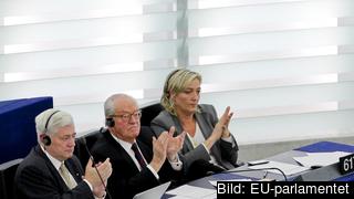 Nationella Frontens tre grupplösa ledamöter i EU-parlamentet. Nationella Frontens tre grupplösa ledamöter i EU-parlamentet.