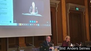 EU-nämndens möte 19 november 2020. På bilden syns EU-nämndens ordförande Pyry Niemi (S) och riksdagsanställda samt statsminister Stefan Löfven på skärm.