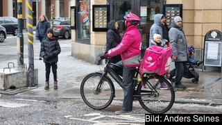 En cyklande plattformsarbetare i gigekonomis Stockholm 2022. Mannen på cykeln har inget med artikeln att göra. Foodora har kollektivavtal för en del av de som jobbar åt företaget.