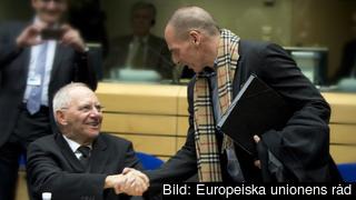 Blir detta bilden efter fredagens eurogruppsmöte? Tysklands Wolfgang Schäuble och Greklands Yanis Varoufakis skakar hand. Arkivbild. Blir detta bilden efter fredagens eurogruppsmöte? Tysklands Wolfgang Schäuble och Greklands Yanis Varoufakis skakar hand. Arkivbild.