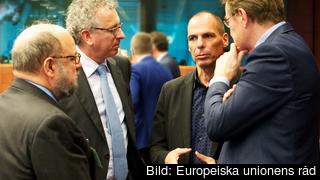 Den grekiske finansministern Yanis Varoufakis i samtal med kollegor i eurogruppen. Arkivbild. Den grekiske finansministern Yanis Varoufakis i samtal med kollegor i eurogruppen. Arkivbild.