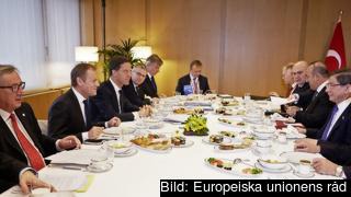 Kommissionsordförande Jean-Claude Juncker, rådsordförande Donald Tusk, Nederländernas premiärminister Mark Rutte vid fredagens frukostmöte med Turkiets premiärminister Ahmet Davutoğlu.