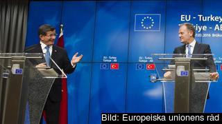Turkiets premiärminister Ahmet Davutoğlu och Europeiska rådets ordförande Donald Tusk efter måndagen möte.