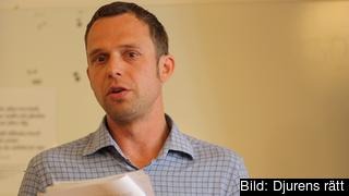 Jens Holm (V) sitter i riksdagens EU-nämnden. Arkivbild. Jens Holm (V) sitter i riksdagens EU-nämnden. Arkivbild.