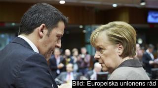 Den italienske socialdemokratiske premiärministern Matteo Renzi har seglat upp som den tyska kristdemokratiska förbundskanslern Angela Merkels viktigaste ekonomipolitiske motståndare. Arkivbild.