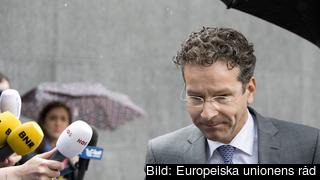 Eurogruppens ordförande Jeroen Dijsselbloem på väg in till måndagens möte. Eurogruppens ordförande Jeroen Dijsselbloem på väg in till måndagens möte.