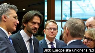 Slovakiens inrikesminister Robert Kaliňák, andra till vänster, diskuterar med kollegor under torsdagens ministermöte i Bryssel.