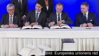 Handelsavtalet Ceta mellan Kanada och EU undertecknades på söndagen i Bryssel.