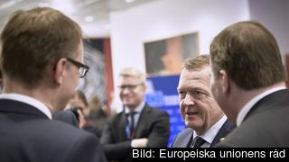 Danmarks statsminister Lars Løkke Rasmussen (mitten) i samtal med Finlands statsminister Juha Sipilä (vänster) och Sveriges statsminister Stefan Löfven (höger). Danmarks statsminister Lars Løkke Rasmussen (mitten) i samtal med Finlands statsminister Juha Sipilä (vänster) och Sveriges statsminister Stefan Löfven (höger).