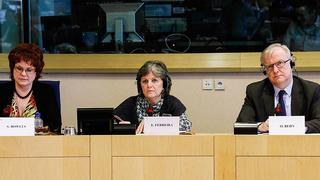 Ledande EU-parlamentariker Sharon Bowles och Elisa Ferreira står närmar kommissionen, här företrädd av Olli Rehn, än medlemsländerna när det gäller bankunionens krislösningsmekanism. Arkivbild. Ledande EU-parlamentariker Sharon Bowles och Elisa Ferreira står närmar kommissionen, här företrädd av Olli Rehn, än medlemsländerna när det gäller bankunionens krislösningsmekanism. Arkivbild.