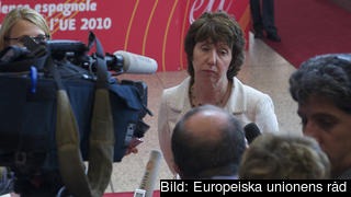 EU:s utrikeschef Catherine Ashton möter media vid toppmötet i juni 2010. EU:s utrikeschef Catherine Ashton möter media vid toppmötet i juni 2010.