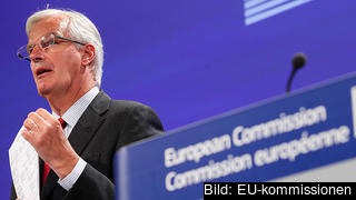EU:s finansmarknadskommissionär Michel Barnier visar upp ett dokument med de åtgärder som kommissionen ska presentera för att reglera finansmarknaden.