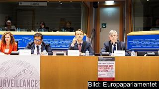 En stol lämnades symboliskt tom för den brittiska spionchefen Iain Lobban som uteblev från torsdagens utfrågning i EU-parlamentets rättighetsutskott.