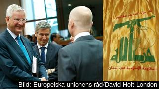 Utrikesminister Carl Bildt tillsammans med sin brittiske kollega William Hague( t.h) som länge krävt att Hizbollah terrorstämplas. Till höger Hizbollahs flagga.