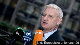 Carl Bildt på väg till möte med EU:s utrikesministrar. Arkivbild.