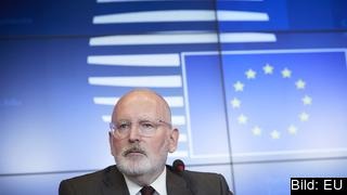 EU-kommissionär Frans Timmermans är allt mer oroad för utvecklingen i Polen. EU-kommissionär Frans Timmermans är allt mer oroad för utvecklingen i Polen.