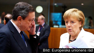 ECB-chefen Mario Draghi och Tysklands förbundskansler Angela Merkel i samspråk. Arkivbild.