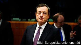 Trycket på den europeiske centralbankschefen Mario Draghi att hjälpa krisande euroländer har ökat. Arkivbild.