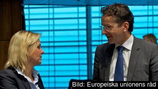 Finansminister Magdalena Andersson (S) i samtal med sin nederländske kollega tillika ordförande i eurogruppen Jeroen Dijsselbloem under tisdagens möte. 