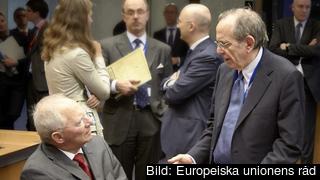 Tysklands finansminister Wolfgang Schäuble i samtal med sin italienske kollega Pier Carlo Padoan. Arkivbild.