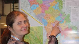 Nadejda Andreev visar sin hemby på kartan över Moldavien. Nadejda Andreev visar sin hemby på kartan över Moldavien.