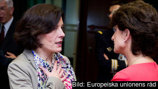 Sveriges försvarsminister Karin Enström (till vänster) pekar på artikel 42.7 i EU-fördraget som kan tolkas som en uppmaning till gemensamma försvarsinsatser. Arkivbild.