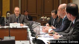 EU-nämnden idag. Riksdagsledamoten Jonas Sjöstedt (V) lyssnar på statsminister Fredrik Reinfeldt.