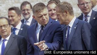Slovakiens premiärminister Robert Fico i samtal med Europeiska rådets ordförande Donald Tusk vid fredagens toppmöte i Bratislava.