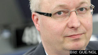 Det i veckan framhastade yrkeskvalifikationsdirektivet innehåller flera svagheter som kan orsaka lönedumpning och minskad säkerhet inom vissa branscher. Det skriver Mikael Gustafsson (V).