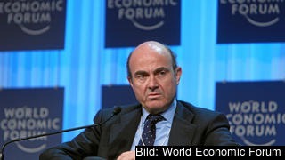 Luis de Guindos, Spanien finansminister, ger tvetydiga signaler om huruvida landet kommer att behöver krislån. Luis de Guindos, Spanien finansminister, ger tvetydiga signaler om huruvida landet kommer att behöver krislån.