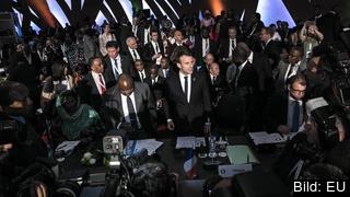 Frankrikes president Emmanuel Macron lovar krafttag mot slavhandeln i Libyen på toppmötet i Abidjan mellan EU och afrikanska unionen. 