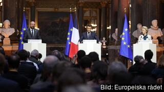 Europeiska rådets ordförande Charles Michel, Frankrikes president Emmanuel Macron och EU-kommissionens ordförande Urusla von der Leyen håller presskonferens i Versailles efter EU-toppmötet 10-11 mars 2022. Europeiska rådets ordförande Charles Michel, Frankrikes president Emmanuel Macron och EU-kommissionens ordförande Urusla von der Leyen håller presskonferens i Versailles efter EU-toppmötet 10-11 mars 2022.