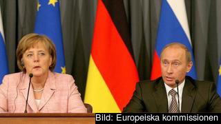 Angela Merkel och Vladimir Putin har talats vid nästan tre gånger per månad under det senaste året. Arkivbild.