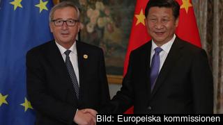 EU-kommissionens ordförande Jean-Claude Juncker skakar hand med Kinas president Xi Jinping. Arkivbild.