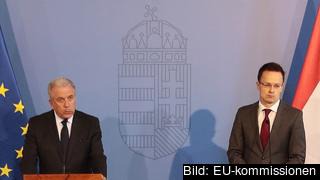 EU:s flyktingskommissionär Dimitris Avramopoulos och Ungerns utrikesminister Péter Szijjártó. Arkivbild.