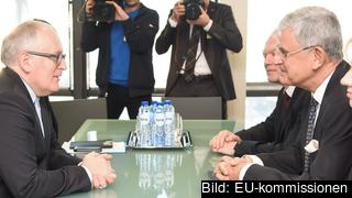 EU-kommissionens förste vice ordförande Frans Timmermans i samtal med Turkiets EU-minister Volkan Bozkır. Arkivbild.