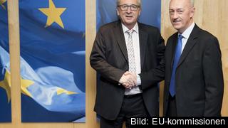 EU-kommissionens ordförande Jean-Claude Juncker välkomnar Allan Larsson. EU-kommissionens ordförande Jean-Claude Juncker välkomnar Allan Larsson.