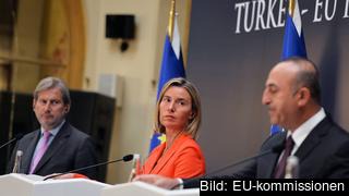 EU-kommissionär Johannes Hahn, EU:s utrikeschef Federica Mogherini och Turkiets utrikesminister Mevlüt Çavuşoğlu. Arkivbild.
