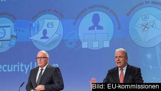 EU-kommissionärer Frans Timmermans och Dimitris Avramopoulos.