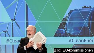 EU:s klimatkommissionär Miguel Arias Cañete håller upp paketet på tusen sidor. 