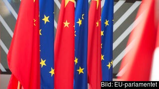 EU införde i mars sanktioner mot Kina som därefter införde egna sanktioner mot EU. Arkivbild. EU- och Kinaflaggor