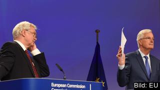 Storbritanniens och EU:s chefsförhandlare David Davis och Michel Barnier efter tredje rundan. Storbritanniens och EU:s chefsförhandlare David Davis och Michel Barnier efter tredje rundan.