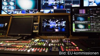 Ett kontrollbord i tvstudio, ej i Polen. 