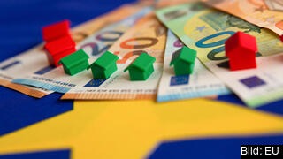 Efter fem års förhandlingar finns stöd för att tvinga storföretag redovisa var de betalar skatt och hur mycket. Arkivbild. Eurosedlar, monopolhus på en EU-flagga.