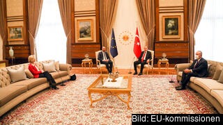 EU-kommissionens ordförande Ursula von der Leyen i soffan till vänster. I var sin stol bredvid varandra: Europeiska rådets ordförande Charles Michel till vänster och Turkiets president Recep Tayyip Erdoğan till höger. 