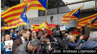 "Fegis!" "Leve Spanien" skanderade demonstranter när Puigdemont kom till Bryssel. "Fegis!" "Leve Spanien" skanderade demonstranter när Puigdemont kom till Bryssel.