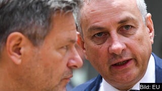 Snackar ihop sig. Tjeckiens industriminister Jozef Síkela (till höger) leder fredagens energiministermöte. Till vänster Tysklands ekonomiminister Robert Habeck. Bild från energiministermöte 9 september 2022. Snackar ihop sig. Tjeckiens industriminister Jozef Síkela (till höger) leder fredagens energiministermöte. Till vänster Tysklands ekonomiminister Robert Habeck. Bild från energiministermöte 9 september 2022.