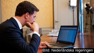 Den nederländske premiärministern Mark Rutte får hård kritik för sin tystnad om främlingsfientlig hemsida. Den nederländske premiärministern Mark Rutte får hård kritik för sin tystnad om främlingsfientlig hemsida.