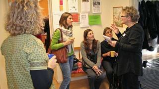 Delegater från Eurochild-konferensen gör studiebesök på familjecentralen i Baronbackarna i Örebro.