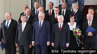 Den nya tjeckiska regeringen. I blå kostym president Miloš Zeman, till höger om honom premiärminister Jiří Rusnok. Den nya tjeckiska regeringen. I blå kostym president Miloš Zeman, till höger om honom premiärminister Jiří Rusnok.